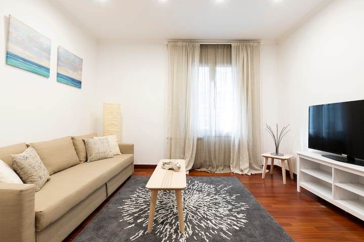 SAGRADA FAMILIA 3-Bright new apartment