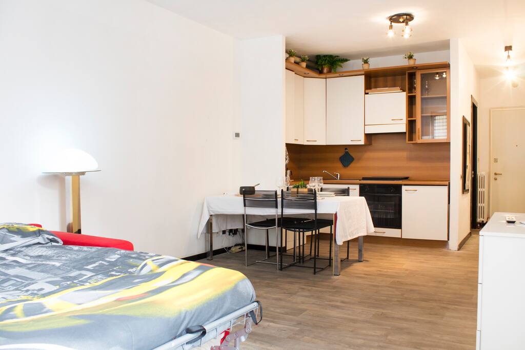 Divano letto e cucina / Opened sofa bed - kitchen