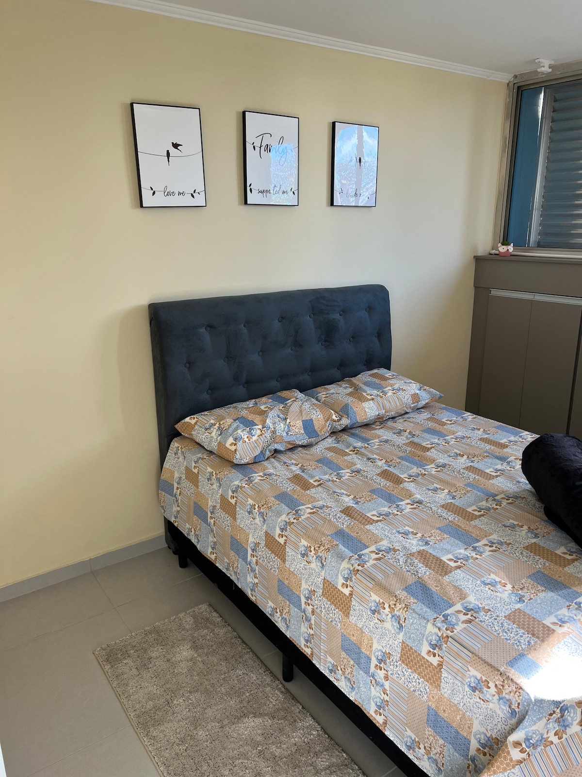 Habitación 1 : cama doble con ropa de cama , manta , toallas y ventilador. 