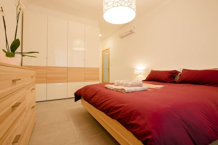 2. spavaća soba s bračnim krevetom i spojenom kupaonicom s pristupom stražnjoj terasi