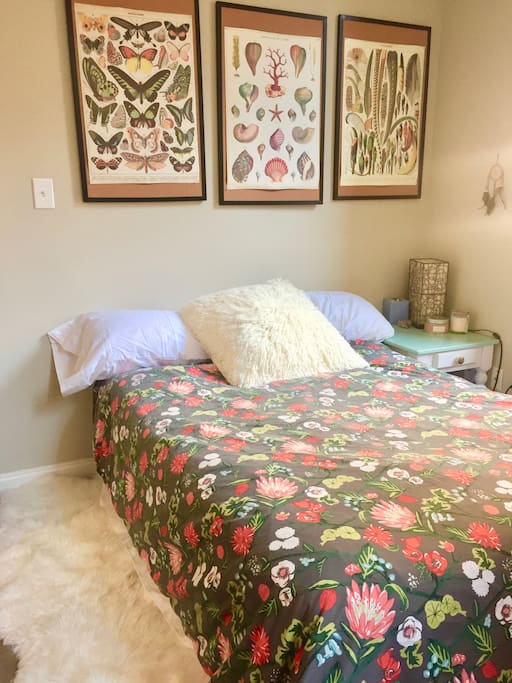 Bedroom w/ 1 full bed