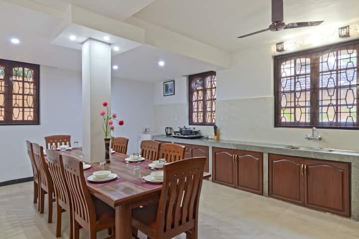 Fully equipped kitchen villa with dining table