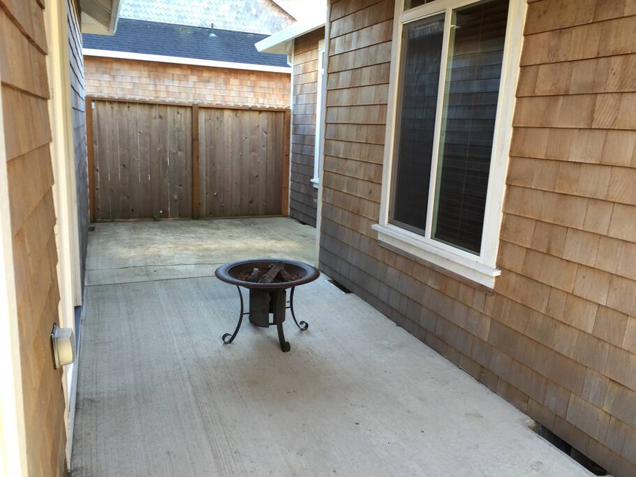 Covered Patio, this picture also shows the distance between the main house (right) and the guest suite (left)