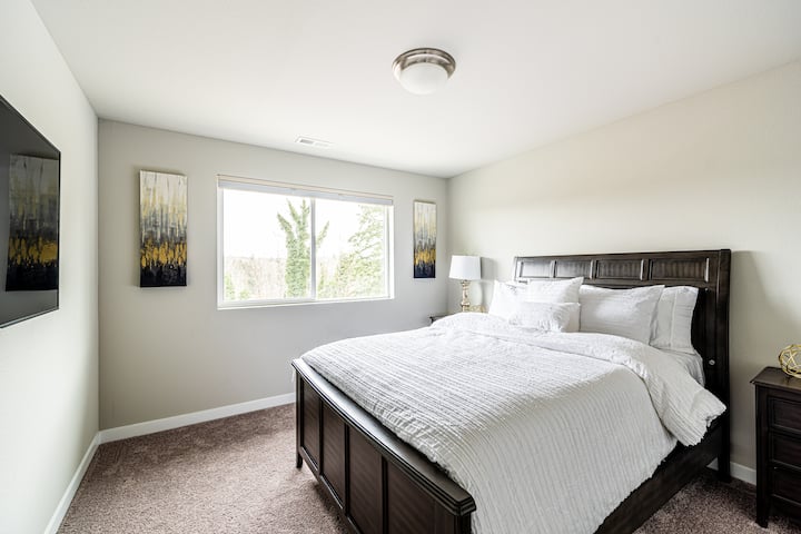 ห้องนอน #4 ที่นอนเมมโมรี่โฟมขนาดควีนไซส์สมาร์ททีวีขนาด 55 นิ้ว