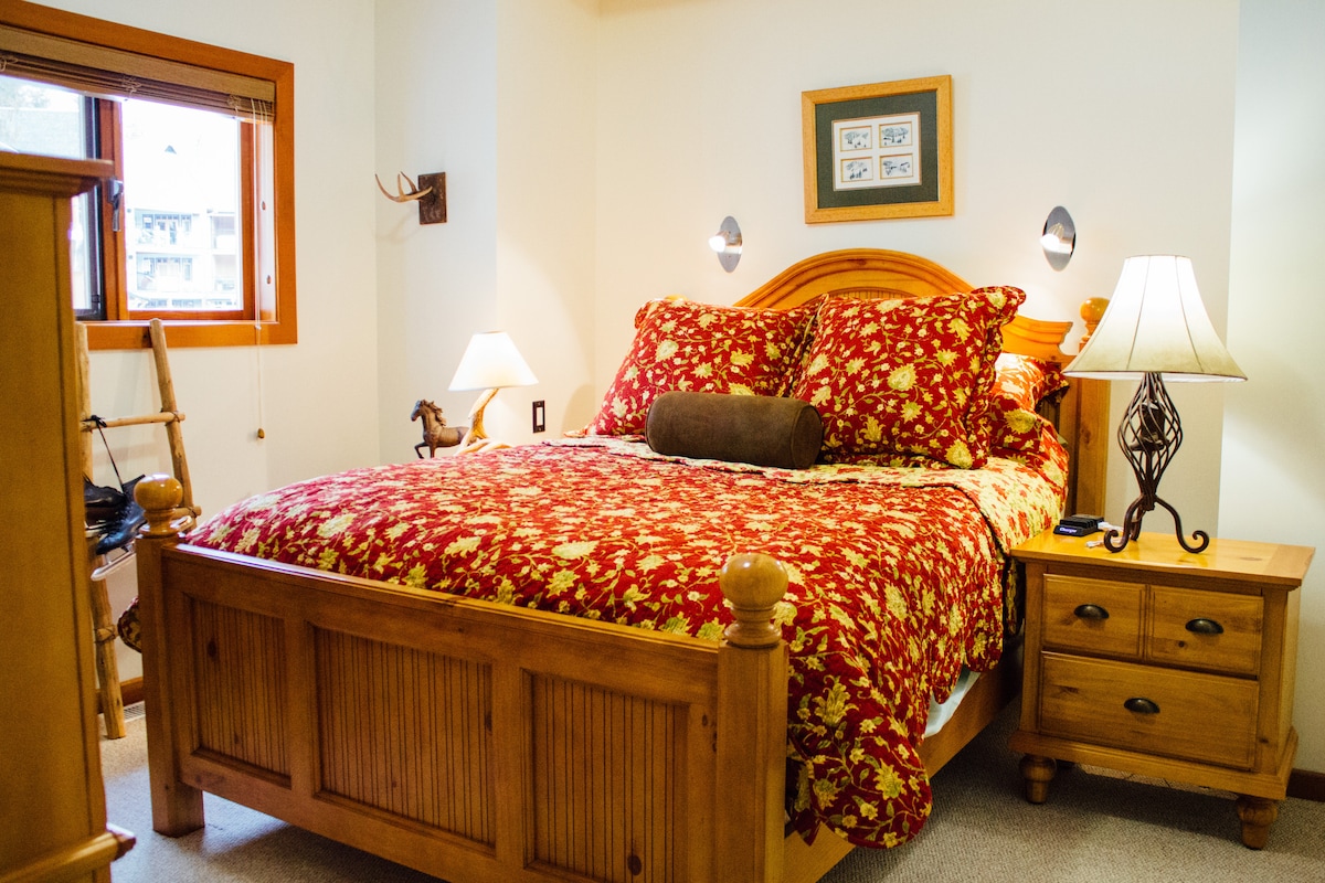 Spavaća soba na glavnom katu s bračnim krevetom (160x200) i