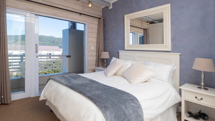 Dormitorio principal con balcón con vistas a la laguna y los canales. 