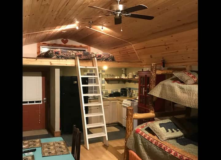 Sleep 7 at Fox Den Cabin, Near Lake Ouachita Tiny houses for Rent in Mount Ida, Arkansas