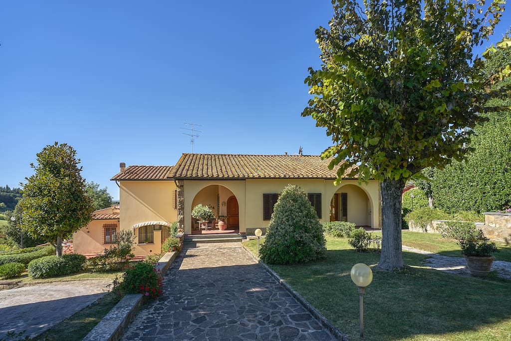 VILLA IL BORRACCIO - INGRESSO PRINCIPALE .