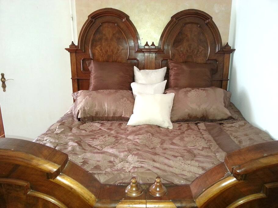 The bed is 1,80 by 1,98 cm wide with a comfy cold foam mattress