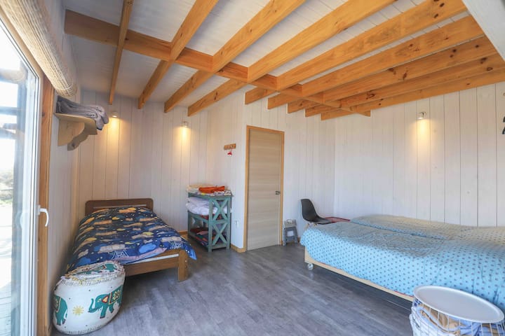 חדר ילדים, שלוש מיטות וחדר רחצה 