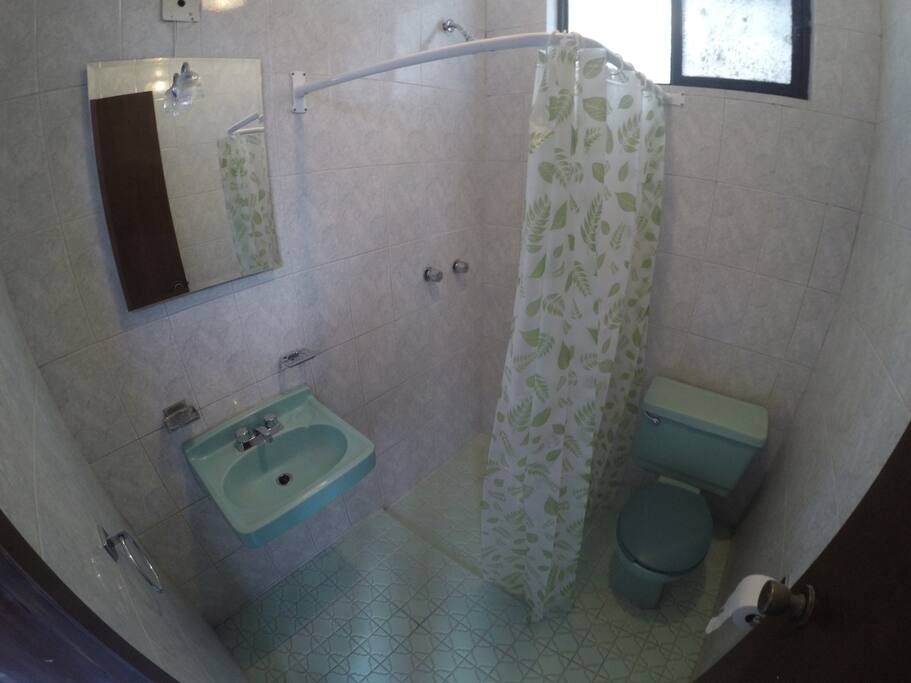 Baño completo de habitación 1