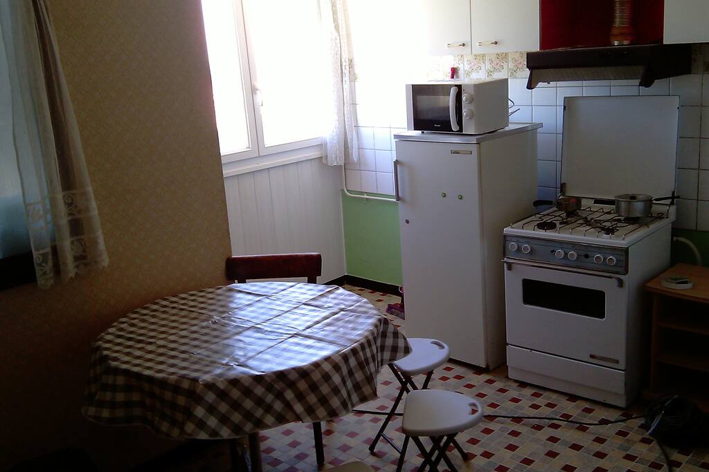 Cuisine partagée, gazinière, micro-ondes, frigo