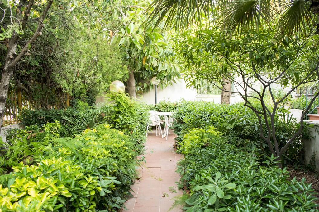 Angolo lettura nel giardino