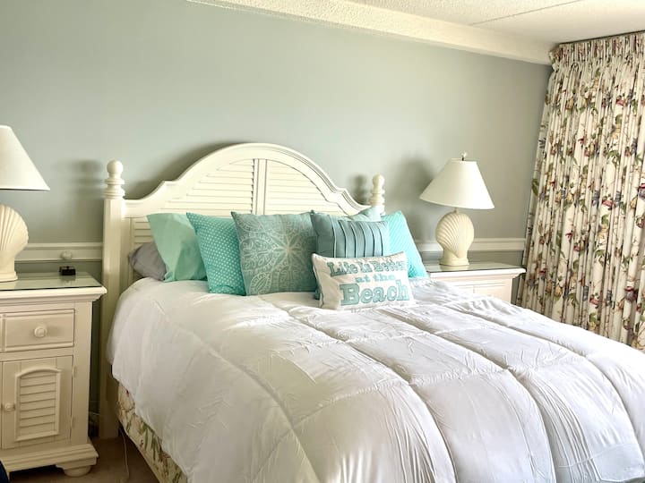 Krevat dopio "queen" në dhomën kryesore të gjumit 