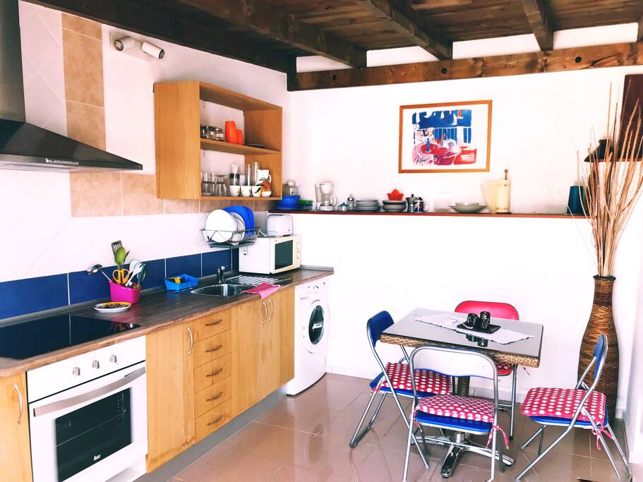 cocina con mesa para 4 personas