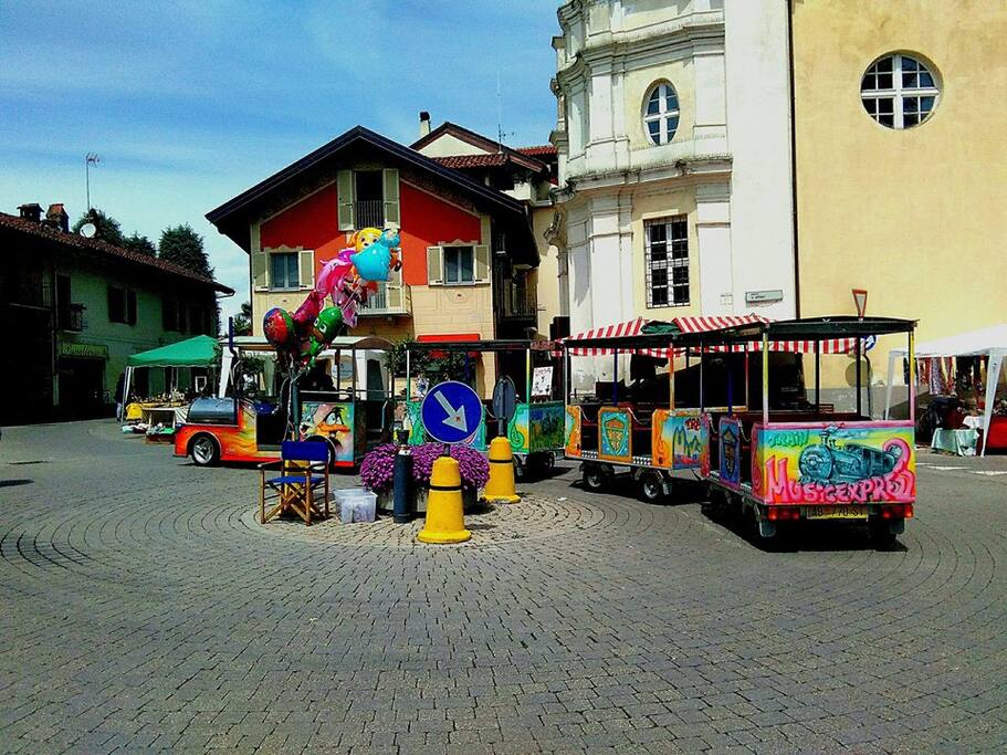 la piazzetta del centro con il trenino