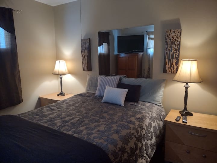 Na katu je druga spavaća soba s bračnim krevetom