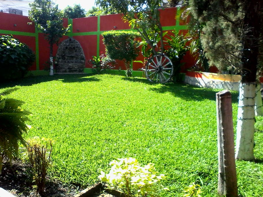 Amplio jardín para actividades diversas