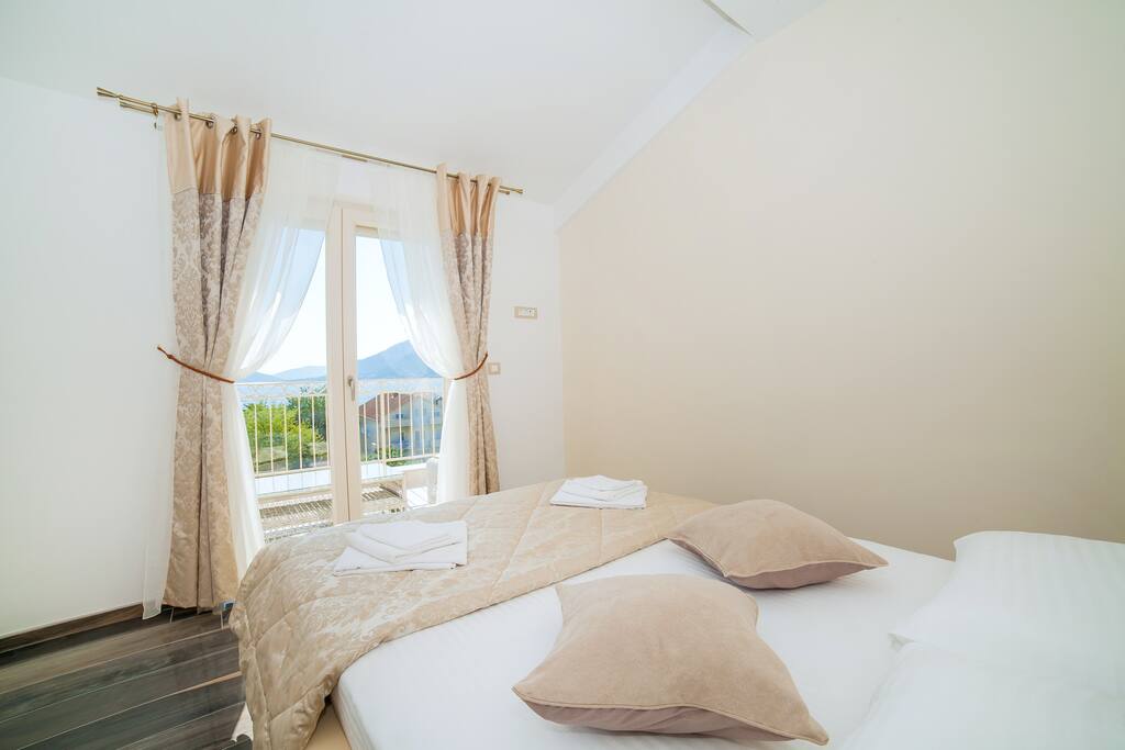 Bedroom, balcony, sea view, pool view