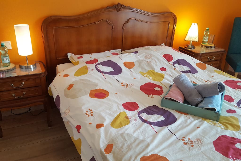 Helles und sauberes 20m2 Schlafzimmer mit einem 1.80m Doppelbett mit zwei Nachttischen /
Chambre de 20m2 illuminée et propre avec un lit double de 1,80m2 et deux tables de nuit /
Bright and clean 20m2 room with 1,80m double bed with two bedside tables