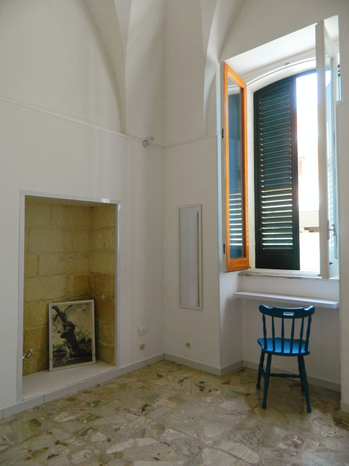 Soba ima veliki prozor koji ugodno osvjetljava unutrašnjost.

Privatnost je zajamčena reflektirajućim staklom s ogledalima koje tijekom dana onemogućava pogled na unutrašnjost prostorije. 
