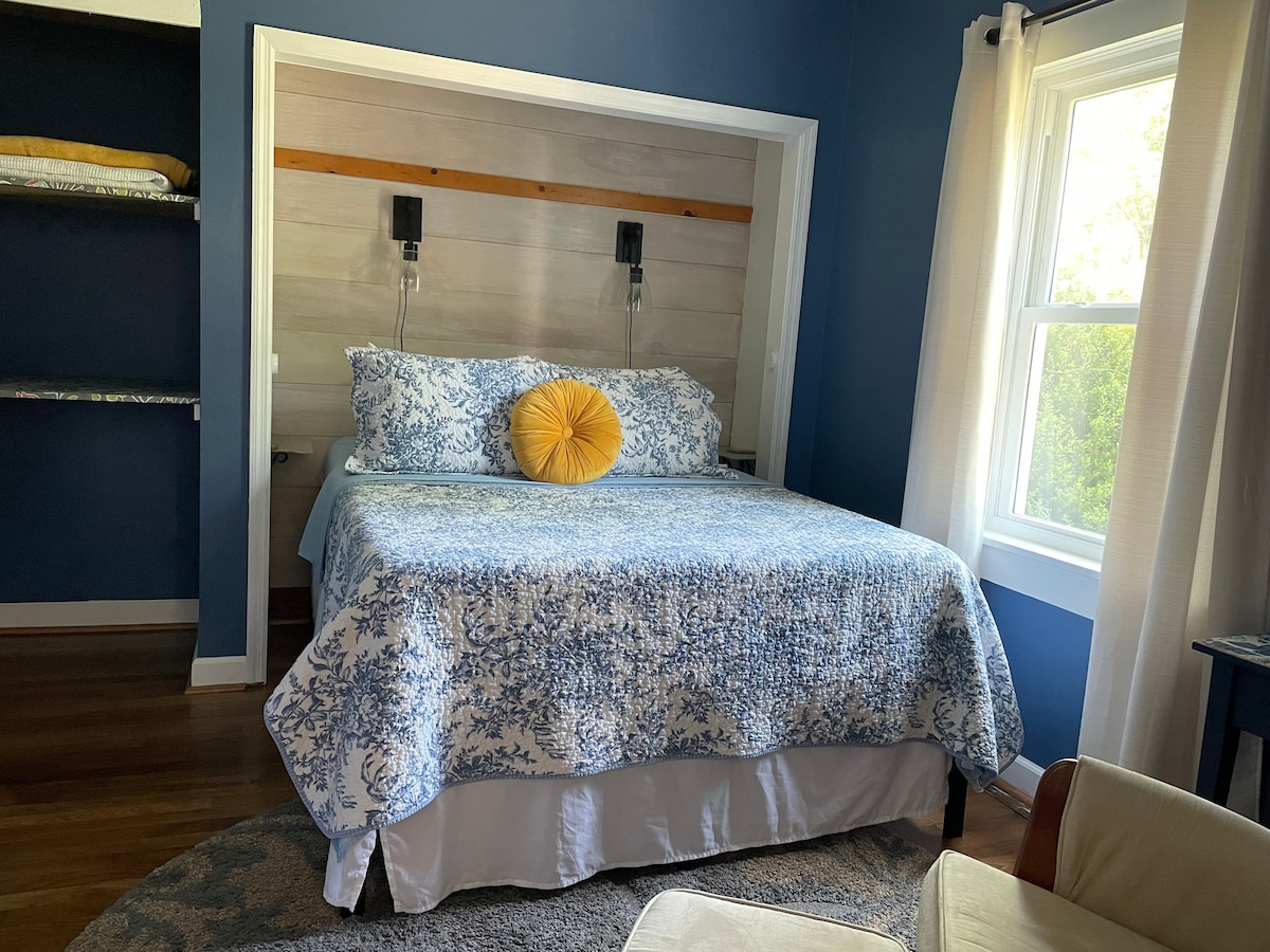 ห้องนอนควีนไซส์พร้อมห้องน้ำเต็มรูปแบบอยู่ติดกัน 