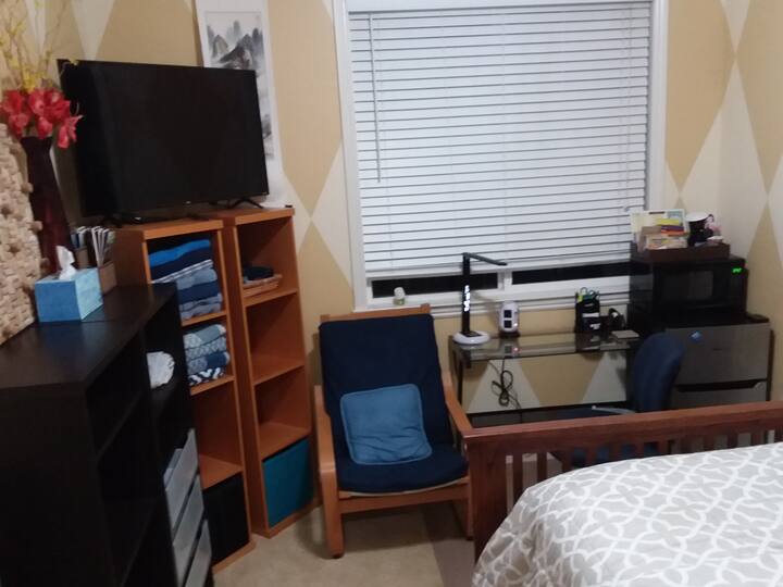 Cozy&quiet home,Queenbed w/ Tv, fridge & microwave