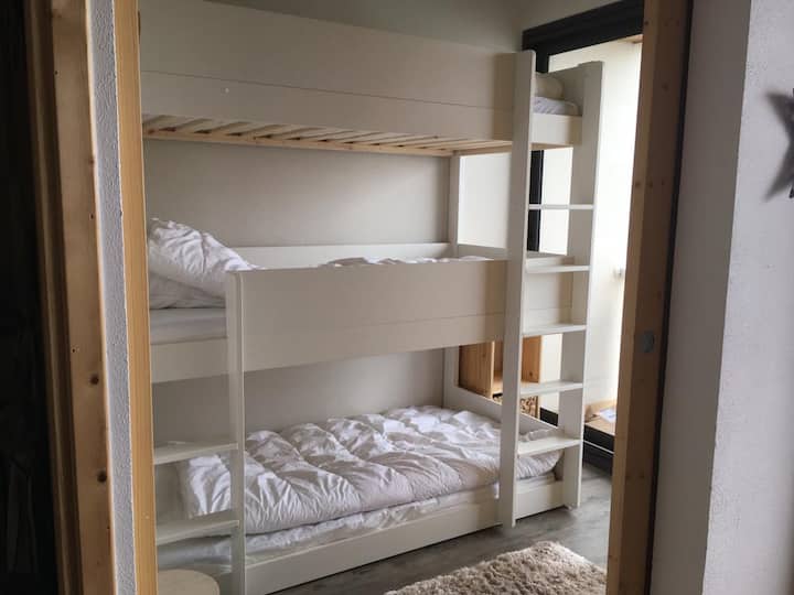 غرفة للأطفال بثلاثة أسرّة بطابقين