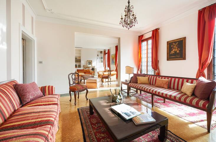 Ca’ Fenice charming apartment in San Marco gallery image 4