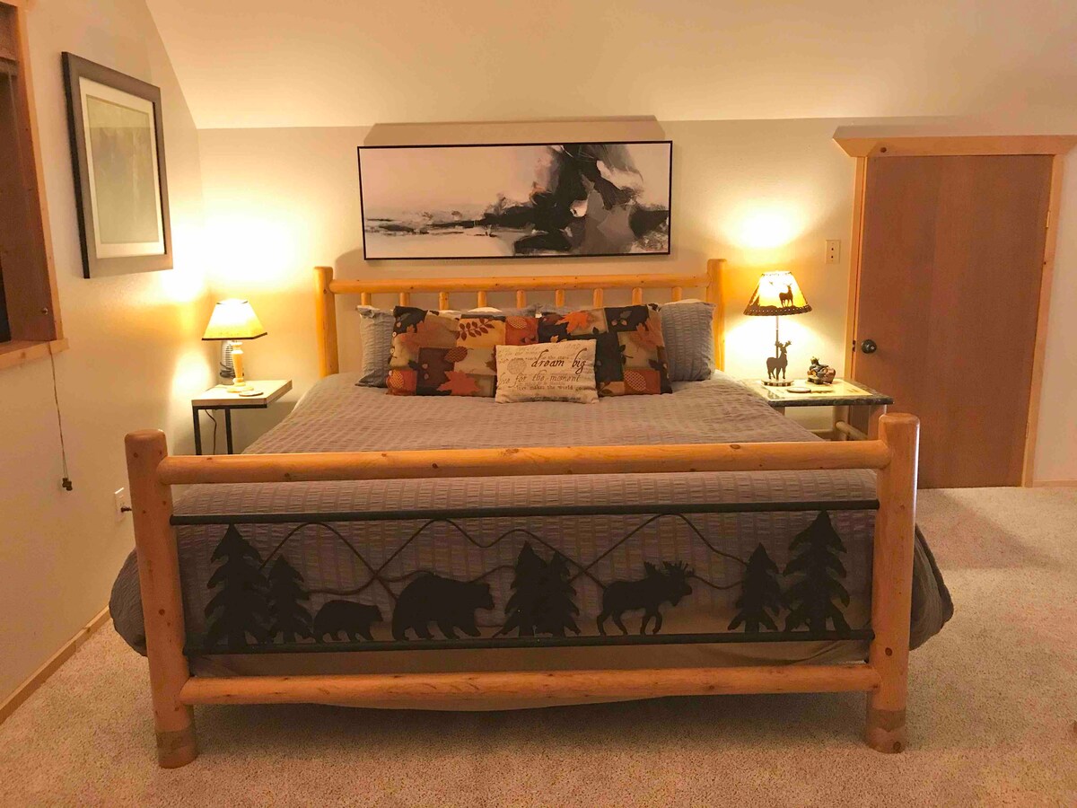 Acogedora cama tamaño king en el loft. Ten en cuenta que el loft es semiprivado y está abierto a la gran habitación de abajo en el lado derecho de la cama (cuando miras esta cama de frente). Hay unos 10 pies de espacio abierto.