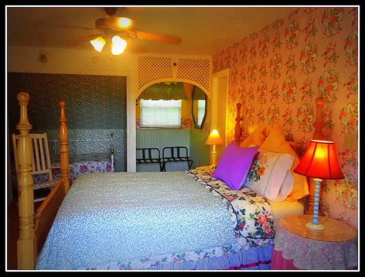 Habitación familiar. Cama tamaño queen y dos individuales. Ubicada en la cubierta superior del segundo piso, la puerta de la habitación se abre a una cubierta exterior (con vistas al oeste y al área de la piscina). Cerca de una puerta de la cubierta de entrada en el segundo piso conduce a tres habitaciones interiores y escaleras que bajan al vestíbulo. 