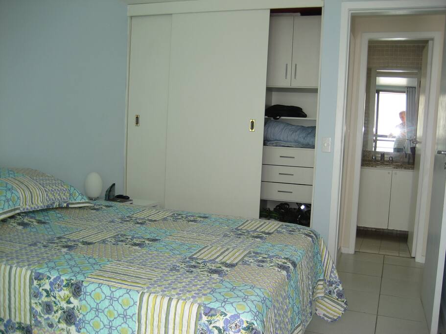 Quarto com cama casal, ar condicionado e armário