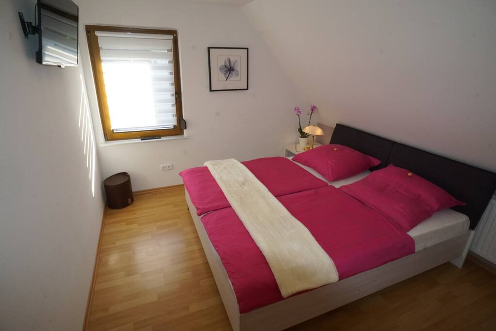 Schlafzimmer 2 mit TV