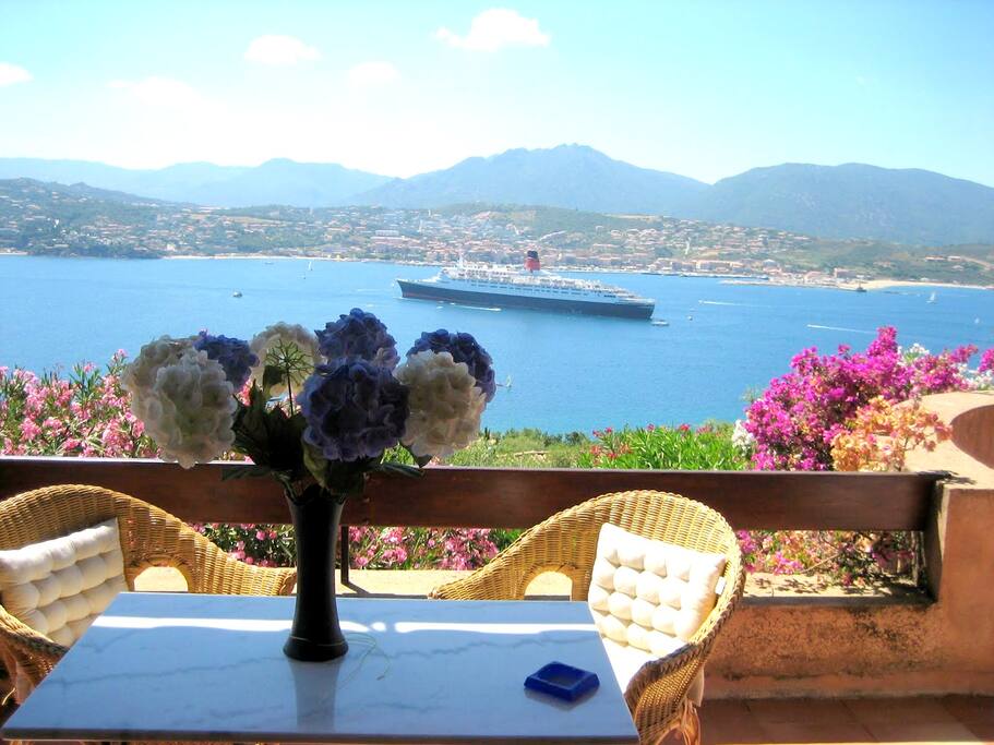 table individuelle du petit déjeuner sur la terrasse face à la mer