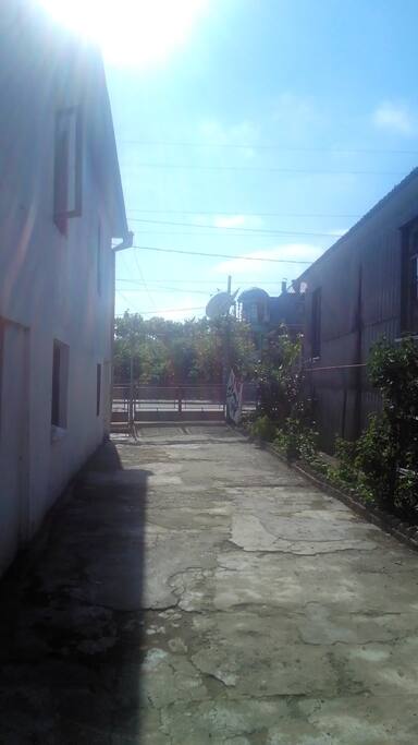 yard/entrens