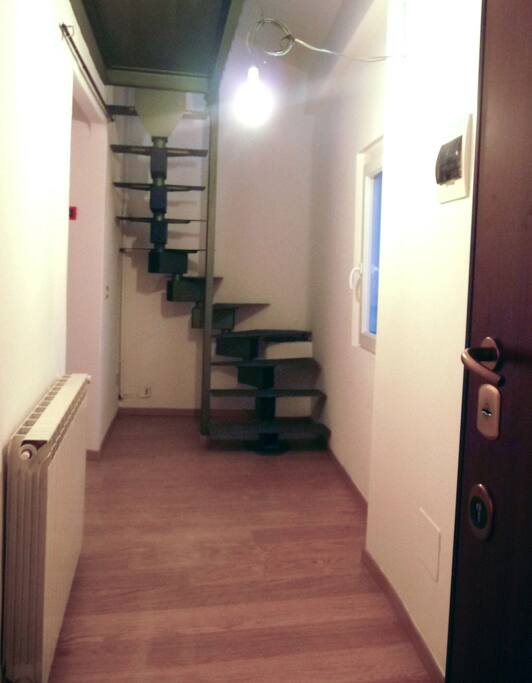 ingresso con scala che porta al terrazzo