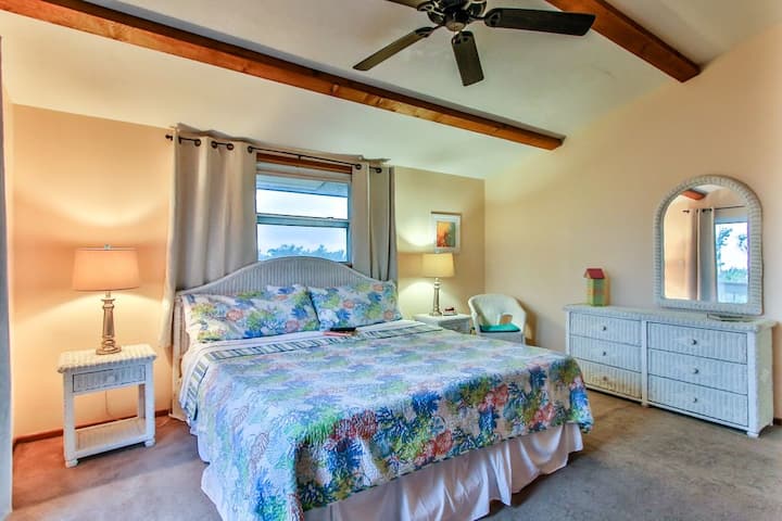 ห้องนอนเตียงคิงไซส์ด้านซ้ายมีทีวีและตู้เสื้อผ้า dlb คลิกที่รูปภาพ