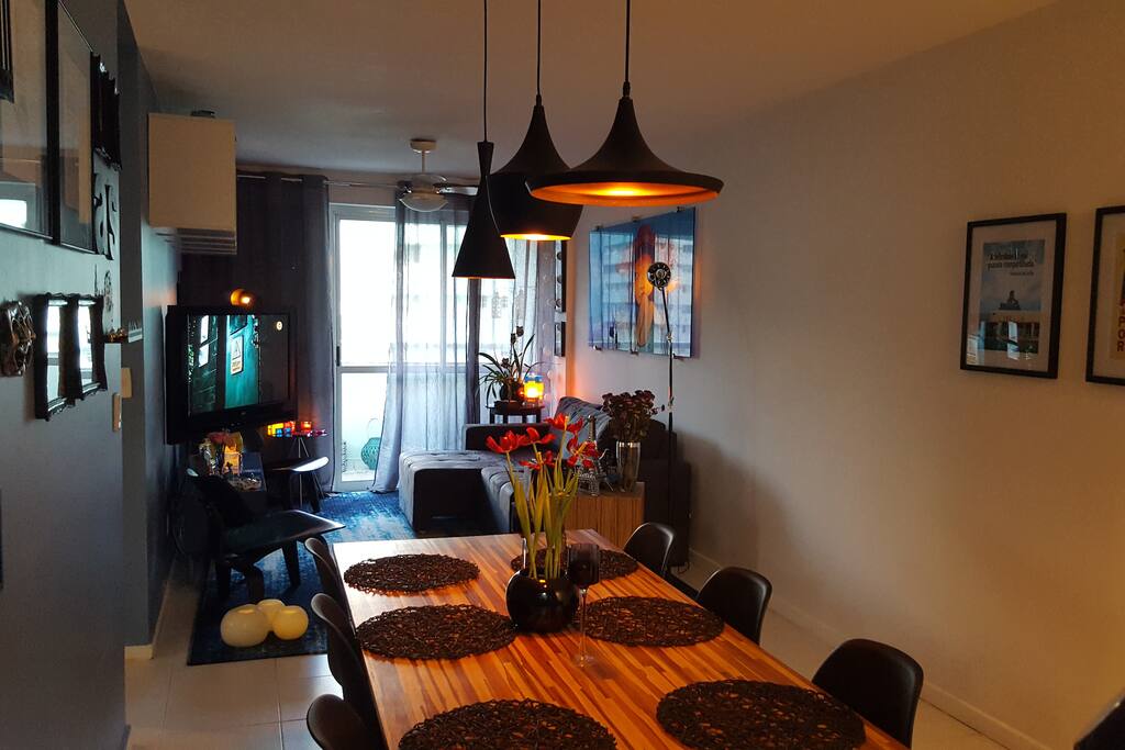 Uma Grande Mesa de Jantar para com dois ambientes