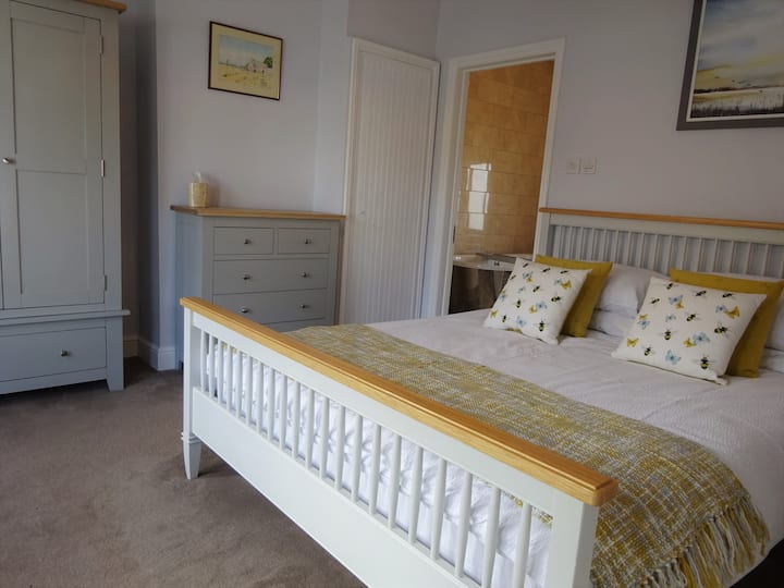 Спална соба со брачен кревет, со сопствен апартман