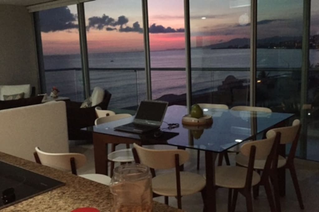 Una vista al mar y a las montañas espectacular por estar en esquina y tener 180 grados de vista que abarca mar, ciudad y montañas. Además tiene una orientación que permite ver la puesta de sol a 45 grados sin tenerla de frente lo cual hace un departamento fresco con ventilación cruzada.