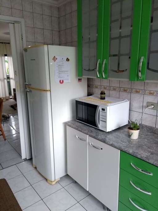 cozinha de uso livre com microondas