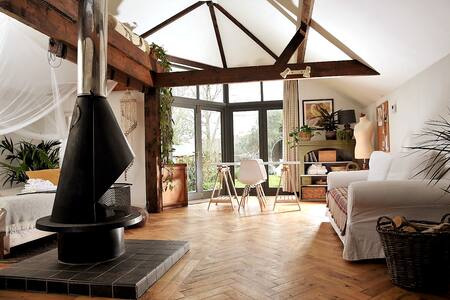 Woodsmoke Arts Studio: Boho country retreat