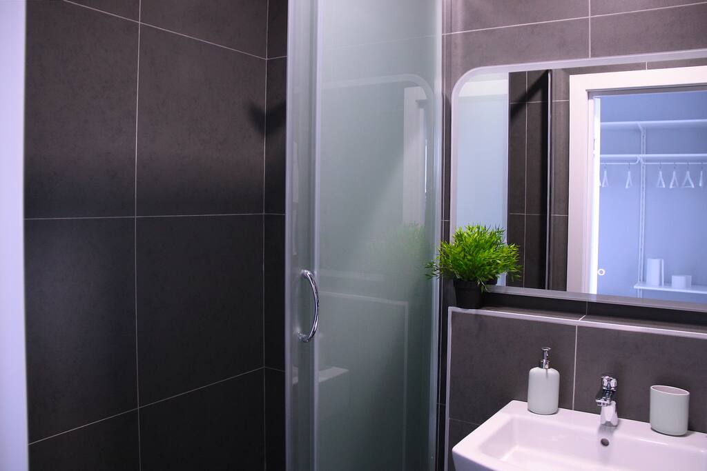 Bathroom. Shower bath.