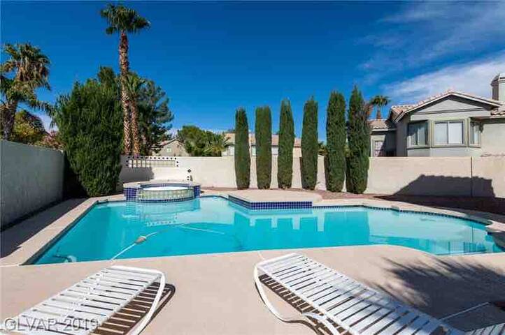 #1 The Vegas Retreat (HEATED POOL) gallery image 3