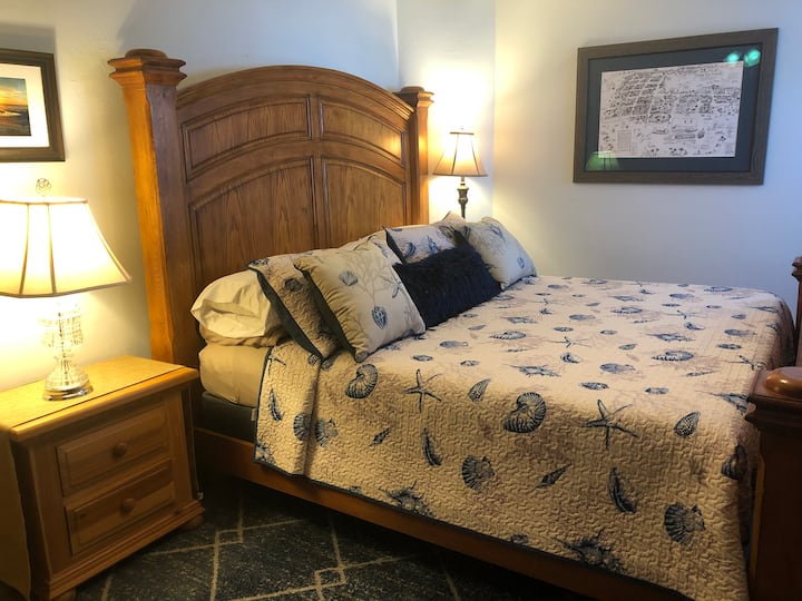 غرفة نوم رئيسية بسرير بحجم كبير وحمام ملحق بحوض استحمام/دش. تلفزيون بشاشة مسطحة كبيرة. خزانة ملابس. ستائر مظلمة للغرفة. 