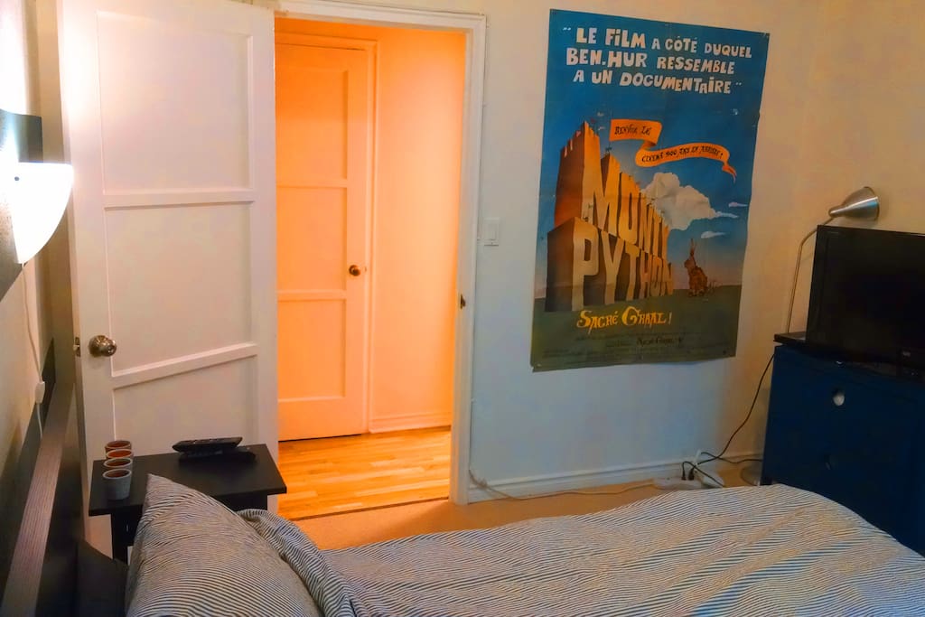 King size bed, TV + Blu-ray/DVD player