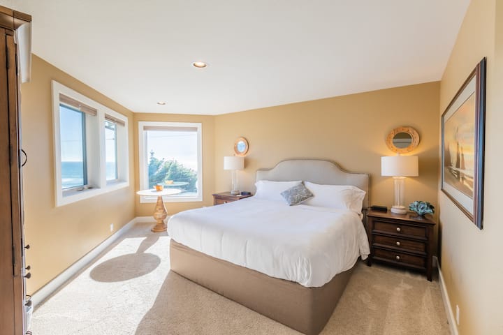 מיטת קינג. נוף לים. שולחן ישיבה. טלוויזיה חכמה 30אינץ '. מערכת סאונד Bose.