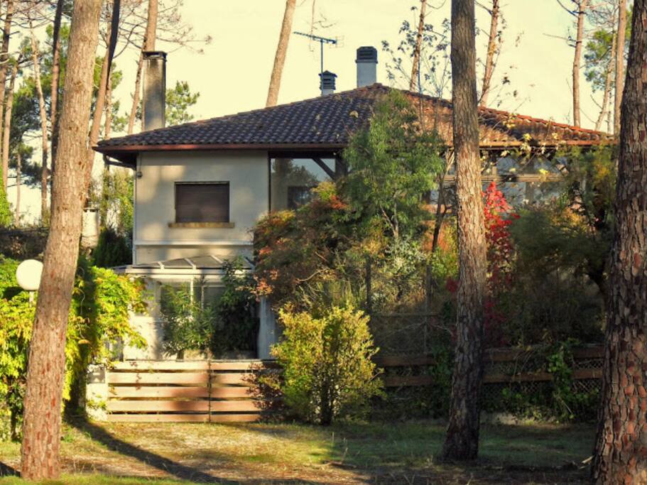 La villa vue de la rue.