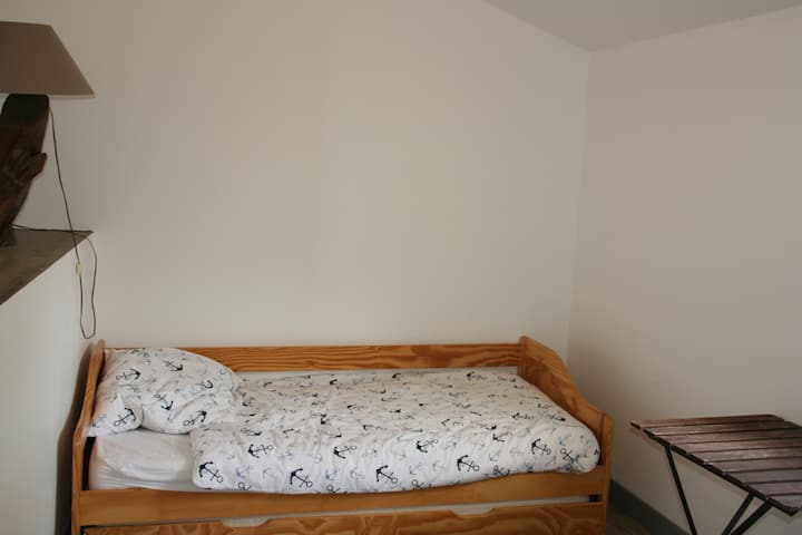 chambre 2 lits simple (lit et lit tiroir) côté jardin