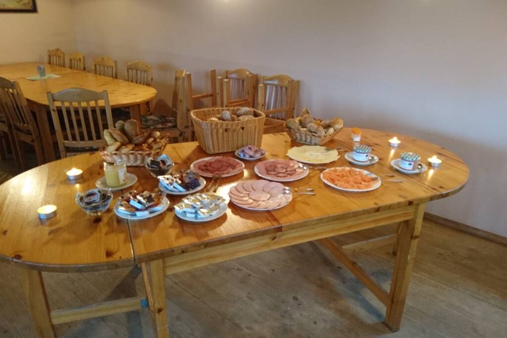 Frühstücksbuffet in der Gastro "Kastaniengarten"